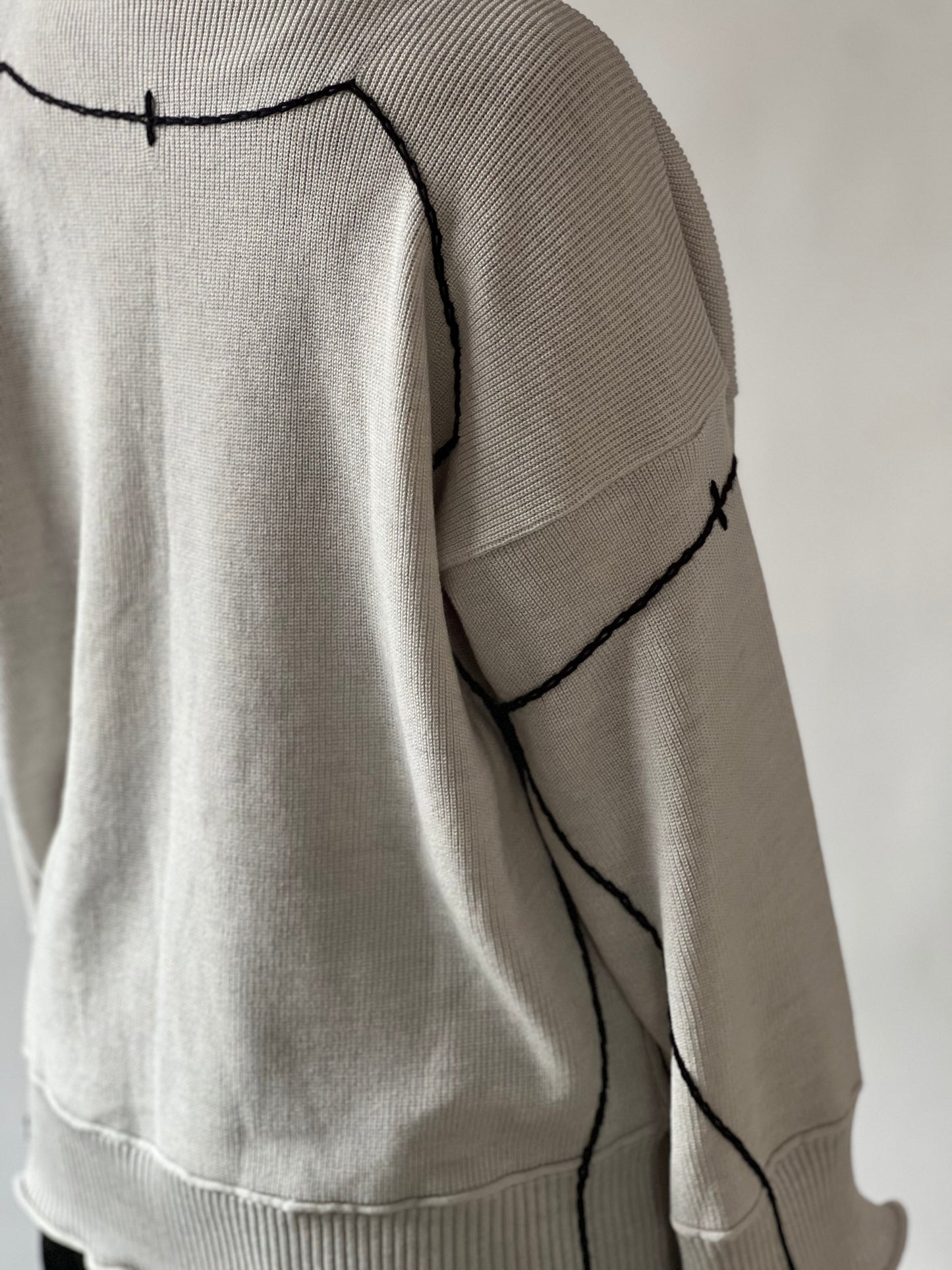 〈受注：10月中旬お届け〉Previous Sweater